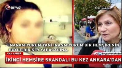 Yarı çıplak hasta önünde hemşire selfiesi