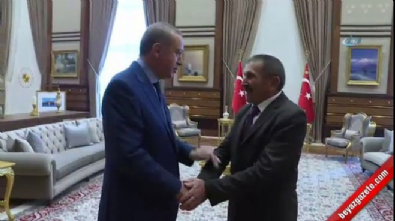 15 temmuz darbesi - Cumhurbaşkanı Erdoğan 15 Temmuz gazisiyle böyle sarıldı  Videosu
