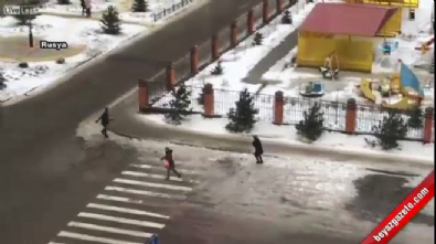 kar firtinasi - Fırtına insanları savurdu  Videosu