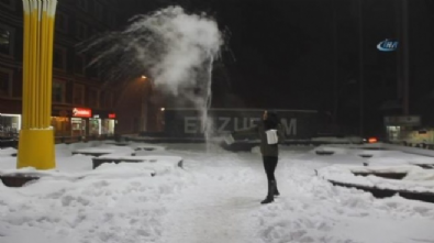 sibirya - Erzurum’da havaya serpilen sıcak su yere buz taneciği olarak düştü (-33)  Videosu