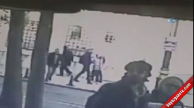 Tramvayın altına atlayan adam kameralarda