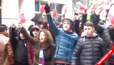 deniz ates - Trabzonspor taraftarından kırmızı kartlı protesto  Videosu