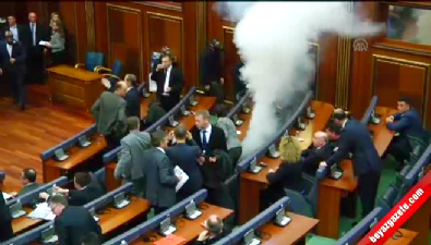Kosova Meclisi'nde yeniden gaz bombası atıldı 