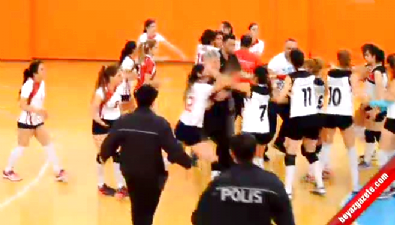 firat universitesi - Voleybol Maçında Kavga... Kadın Oyuncular Tekme Tokat Birbirlerine Girdi Videosu