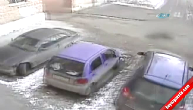 rusya - Yaşlı kadın çöp kamyonunun altında can verdi  Videosu