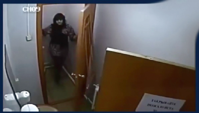 genc kadin - Tuvalette kilitli kalan kadının içinden canavar çıktı!  Videosu