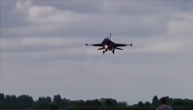 f 16 solo turk - Türk F-16 pilotundan İngilizler'in aklını alan efsane inişi!  Videosu