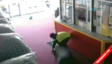 silahli soygun - Kadın silahlı saldırgana ölümüne direndi  Videosu