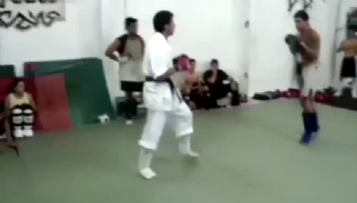 dovus oyunu - Sokak dövüşçüsü karate hocasını fena dövdü!  Videosu