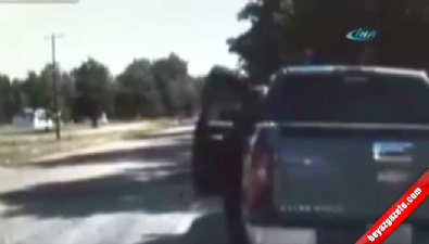 teksas - Kadın sürücü polisi sürükledi  Videosu