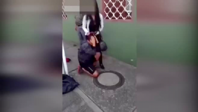 genc kadin - Genç kadından tacizciye sokak ortasında ibretlik ceza!  Videosu