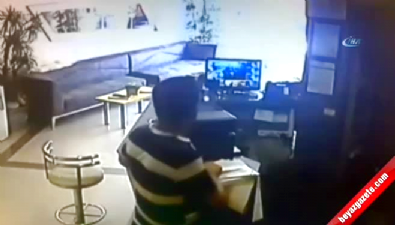 acemi hirsiz - Şaşkın hırsız güvenlik kamerasını 'tükürüklü kağıt'la kapattı  Videosu