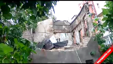 Kadıköy'de tarihi binanın duvarı çöktü: 3 yaralı