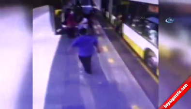 metrobus hatti - Metrobüste bıçaklı dehşet kamerada Videosu