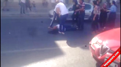 kadin kavgasi - Kadınlar trafikte araçlarından inip yol ortasında kavga etti!  Videosu
