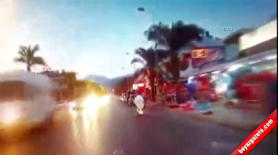 Kontrolsüz açılan otomobil kapısına çarpan motosikletli yaralandı  Videosu