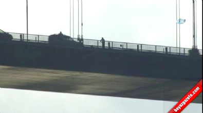 Şehitler Köprüsü'nde Türk bayraklı intihar girişimi 
