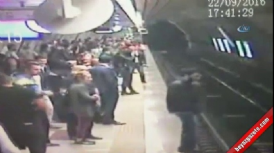 taksim - Görme engelli gencin raylara atlama anı kamerada Videosu