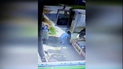 acemi hirsiz - Kadın iç çamaşırı çalan kamyoncu kamerada  Videosu