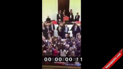 tbmm genel kurulu - CHP'li vekil AK Partili Şahin'in burnunu kırdı  Videosu