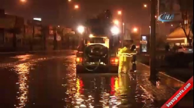 saganak yagis - İzmir'de sağanak yağış hayatı olumsuz etkiledi  Videosu