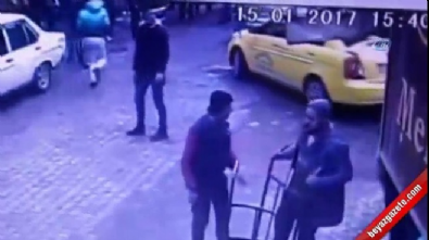 Suriyelilerin demir sopalı, bıçaklı laf atma kavgası güvenlik kamerasında 