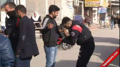 adana emniyet mudurlugu - Polisi gören kadın Öcalan çıkarmasını kazıdı  Videosu