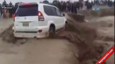 Pakistan'da sel sularına teslim oldu