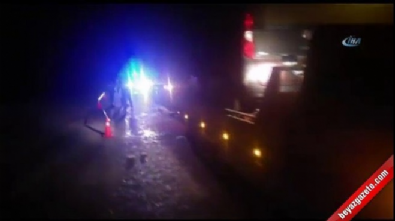 saglik ekipleri - Seyir halindeki araç duran kamyona çarptı: 3 ölü, 1 yaralı  Videosu