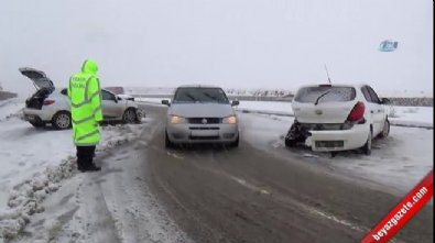 saglik ekipleri - Kar yağışı zincirleme kazaya neden oldu: 3 yaralı  Videosu