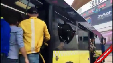 galatasaray - Fenerbahçe taraftarı halk otobüsünün camlarını kırdı  Videosu