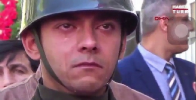 Şehit babası askerin gözyaşlarını sildi Videosu