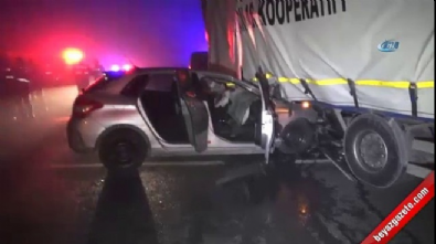 Otomobil tırın altına girdi: 1 kişi öldü,1 kişi yaralandı 