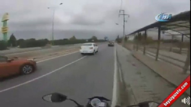 Korna çalan motosiklet sürücüsüne silah çekti  Videosu