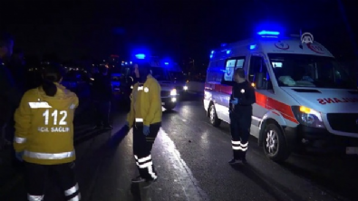 ataturk - Zeytinburnu'nda servis aracı otobüse çarptı: 8 yaralı  Videosu