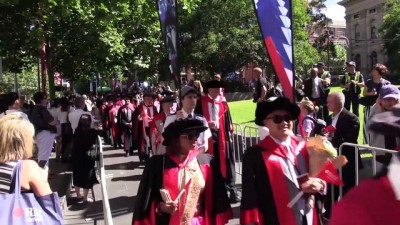 mezuniyet - Avustralya’da üniversitelilerden mezuniyet yürüyüşü - MELBOURNE Videosu