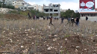 plastik mermi - İsrail askerleri Filistinli göstericilere müdahale etti - NABLUS Videosu
