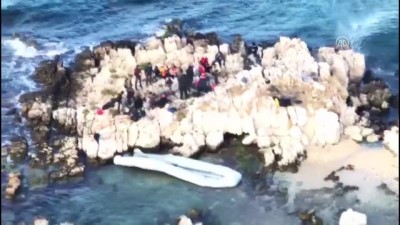 mahsur kaldi - Göçmenler kayalıklarda mahsur kaldı (3) - İZMİR Videosu