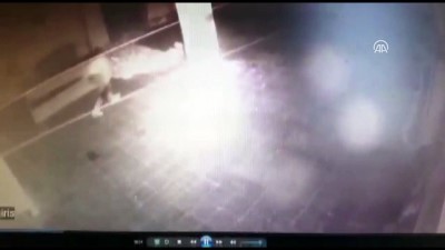 insaat alani - Güvenlik kamerasını fark eden hırsız emekleyerek kaçtı - BURSA Videosu