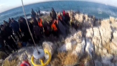 kayali - Kayalıklarda mahsur kalan göçmenler kurtarıldı - Anne ve kızın kurtarılma anı - İZMİR Videosu