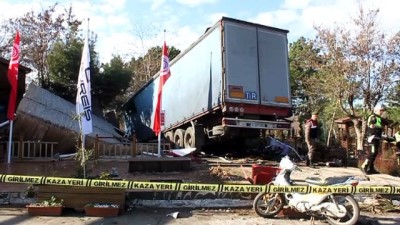 akkale - Tır ile traktör çarpıştı - ÇANAKKALE Videosu