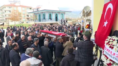 helal - Öğrencilerinin silahlı saldırısına uğrayan okul müdürü Ayhan Kökmen'in cenazesi toprağa verildi - İZMİR  Videosu