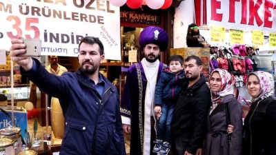 yabanci turist - Türk kahvesini sultan kıyafetiyle satıyor - EDİRNE  Videosu