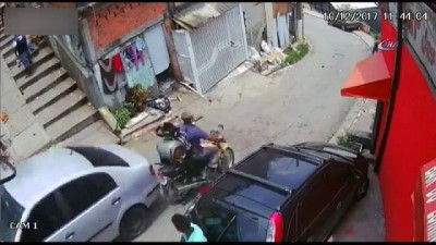 motosiklet surucusu -  - Brezilya’da Otomobil Bir Anda Kaydı Videosu