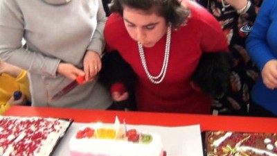  Engelli genç kızın doğum günü sevinci