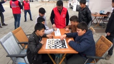 satranc turnuvasi -  Erzincan Mobil Gençlik Merkezi gençler için yollarda Videosu