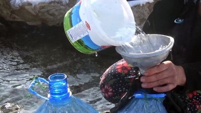 icme suyu -  Köylülerin su çilesi... Karlı yolları aşarak evlerine su taşıyorlar Videosu