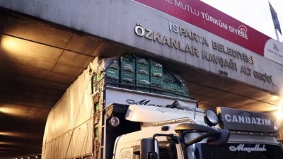 sparta - Sebze yüklü kamyon alt geçide sıkıştı - ISPARTA Videosu