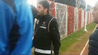 sari kart - 4 kırmızı kart, 2 penaltı sonrası saha içi karıştı Videosu