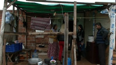turab -  4 kişilik aile tek odalı metruk evde yaşama tutunuyor  Videosu